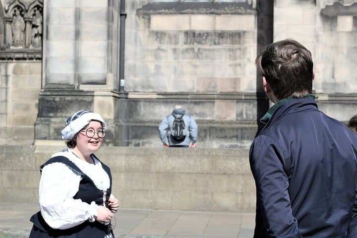 Edinburgh Old Town Private Walking Tour (French) — Castle Hill, Closes & Legends photo 4