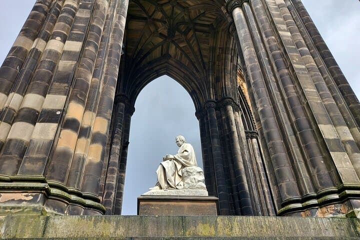 Edinburgh Strange & Secret History Private French Walking Tour (2.5 hrs) photo 4