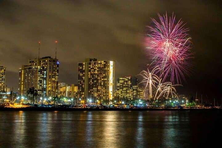 Waikiki Friday Fireworks Cruise: Sunset Sail to Diamond Head photo 2