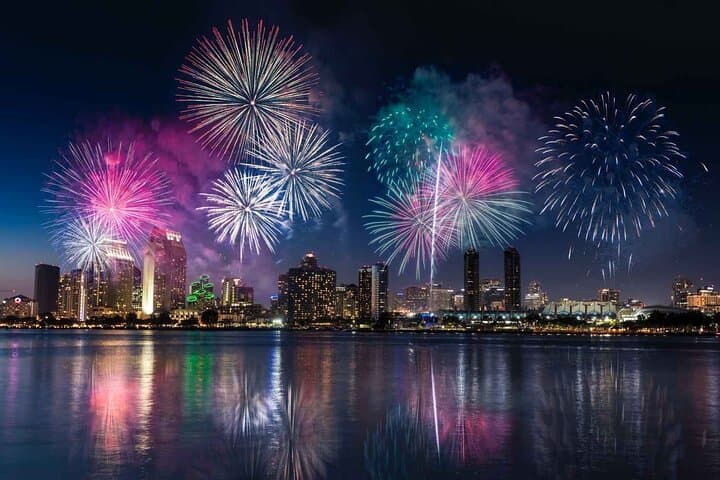Waikiki Friday Fireworks Cruise: Sunset Sail to Diamond Head