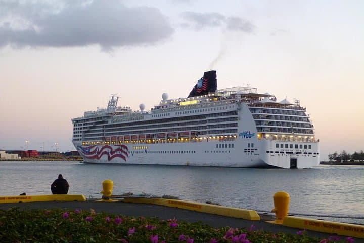 Honolulu Harbor Cruise Terminal Luxury Transfer — Private Waikiki & Airport Ride photo 2