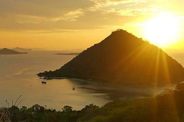 Labuan Bajo Day Trip: Cunca Wulang, Rangko Cave & Sylvia Hill Sunset photo 5