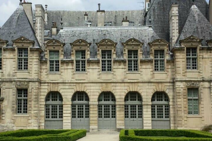 8-Hour Paris Panoramic Tour: Montparnasse, Le Marais & Moulin Rouge