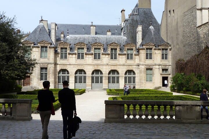 8-Hour Paris Private Tour — Montmartre, Le Marais & Crazy Horse Experience