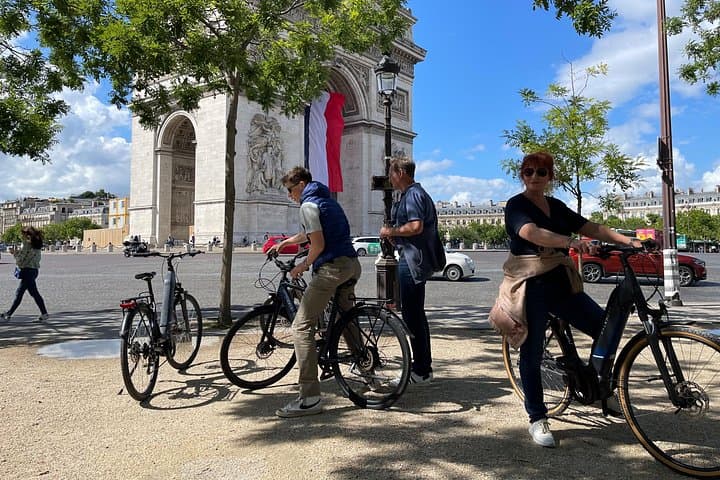 Private Paris E-Bike City Highlights Tour — Ride the Seine to the Eiffel photo 4