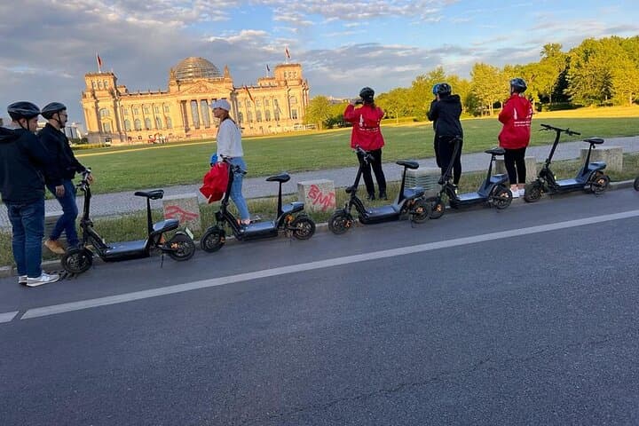 Berlin by E-Scooter: 2-Hour City Highlights Tour