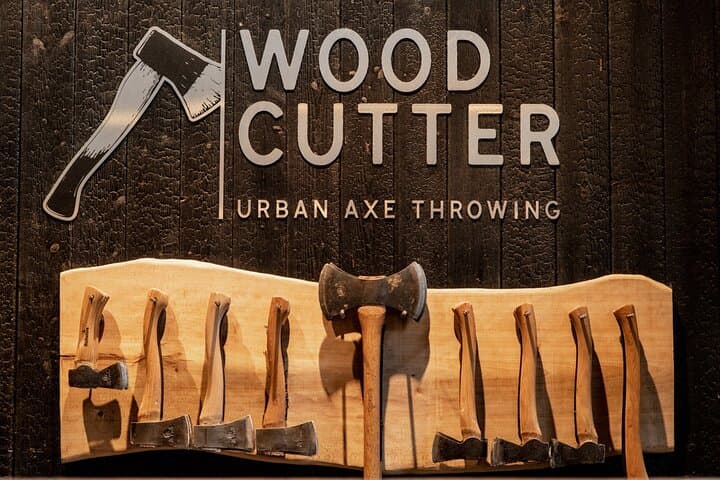 Axe Throwing in Frankfurt Altstadt: Guided Urban Axe Experience