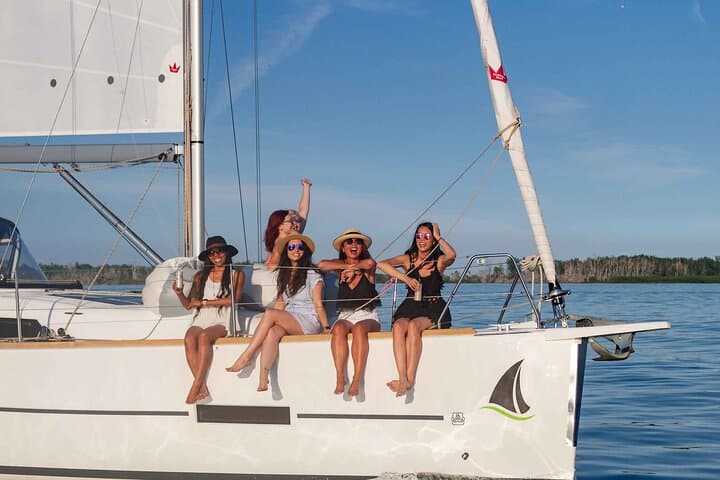 Toronto Harbour 2-Hour Shared Sailing Experience — CN Tower Views & Island Passage