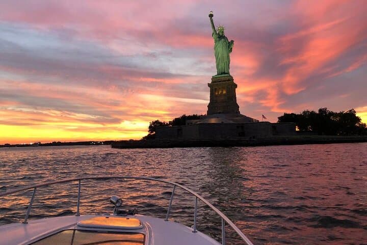 Private Luxury Sunset Boat Tour Around Lower Manhattan — Statue of Liberty & Skyline Cruise
