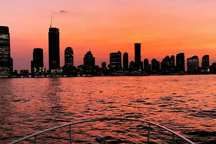 Private Luxury Sunset Boat Tour Around Lower Manhattan — Statue of Liberty & Skyline Cruise photo 3
