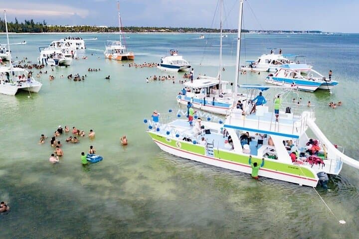 Punta Cana Party Catamaran Cruise: Bávaro Booze Cruise & Snorkel photo 2