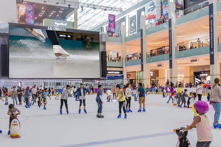 Night Skating at Dubai Ice Rink: DJ Sessions, Snowfall & Family Fun photo 4