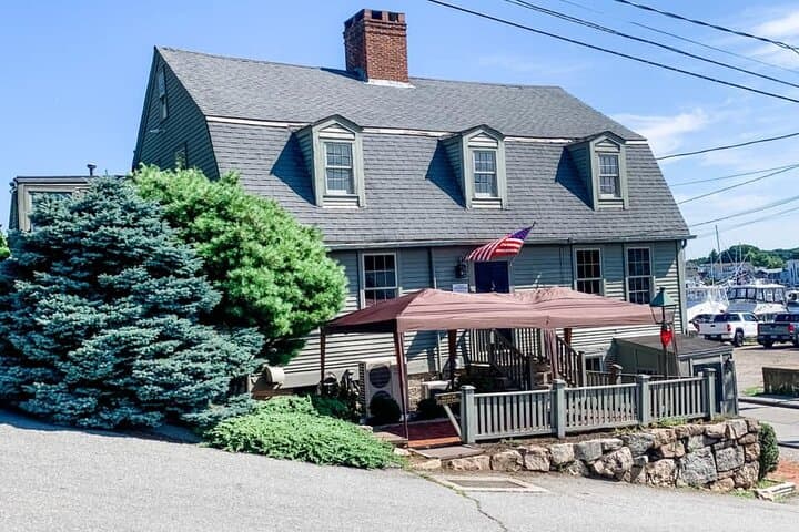 Paranormal Pub Crawl in Mystic: Ghostly Water Street Beer Tour photo 2