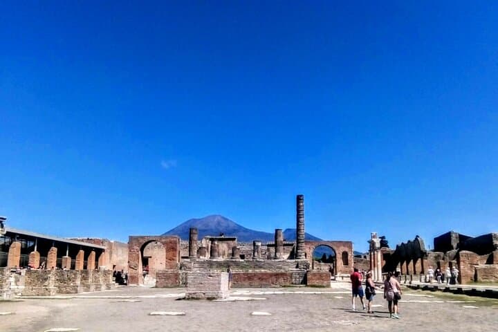 Exploring Pompeii: Private 2-Hour Guided Tour of the Ancient Ruins
