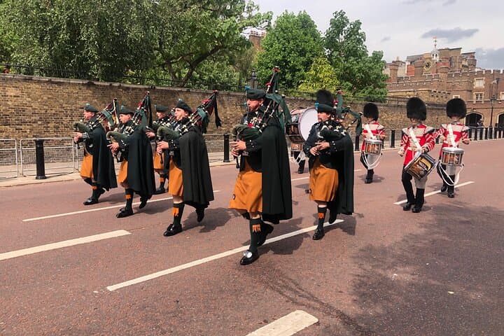 Changing of the Guard Walking Tour: Best Viewing Spots, History & Practical Tips photo 4