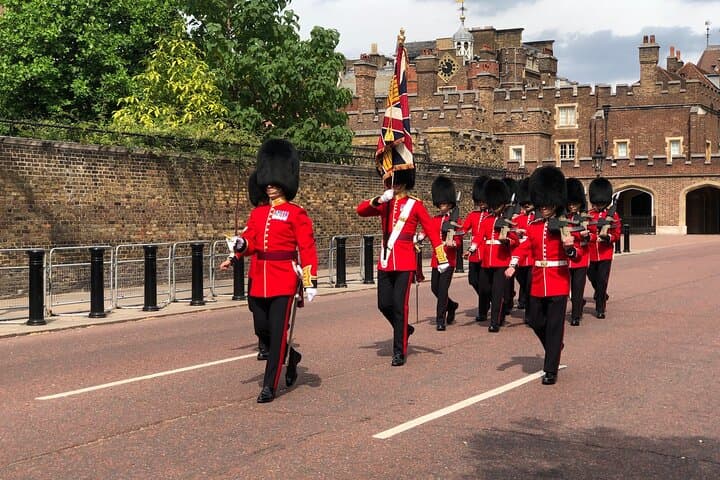 Changing of the Guard Walking Tour: Best Viewing Spots, History & Practical Tips photo 3