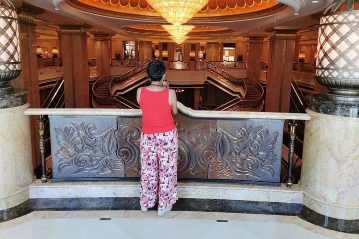 Abu Dhabi Day Trip from Dubai: Sheikh Zayed Mosque & Warner Bros. World Guide photo 5