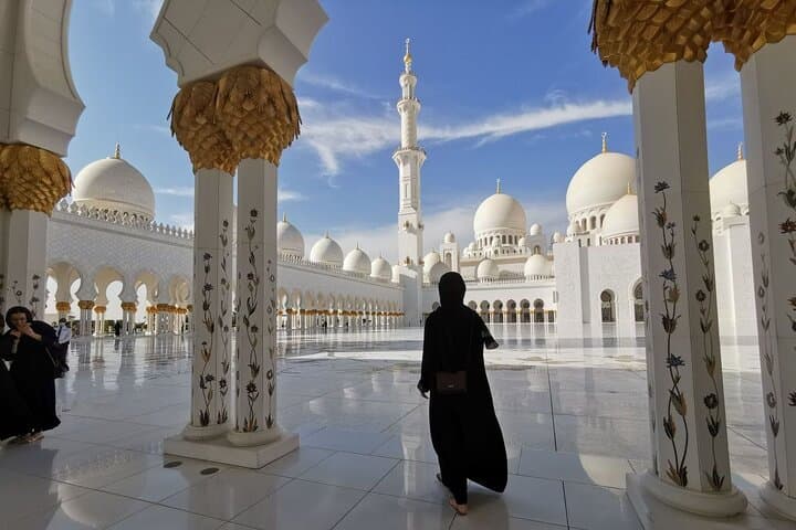 Abu Dhabi Day Trip from Dubai: Sheikh Zayed Mosque & Warner Bros. World Guide photo 4