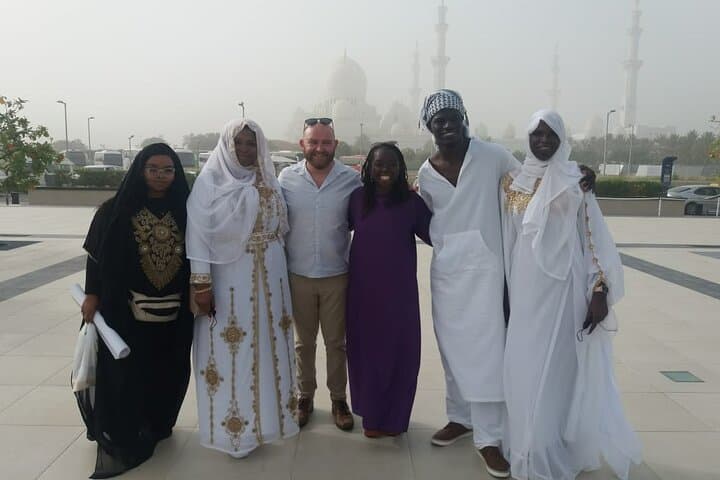 Abu Dhabi Full-Day Tour from Dubai: Sheikh Zayed Grand Mosque, Qasr Al Watan & Marina Mall
