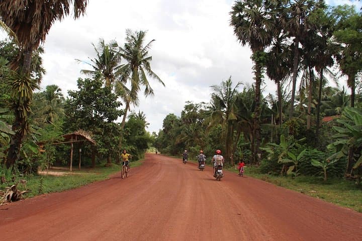 Siem Reap Motobike Countryside Adventure: Full-Day Lakeside Lunch & Ancient Bridge photo 3
