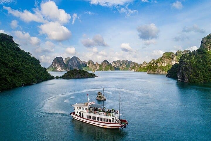 Ha Long Bay Six-Hour Kayak & Beach Trip from Tuan Chau