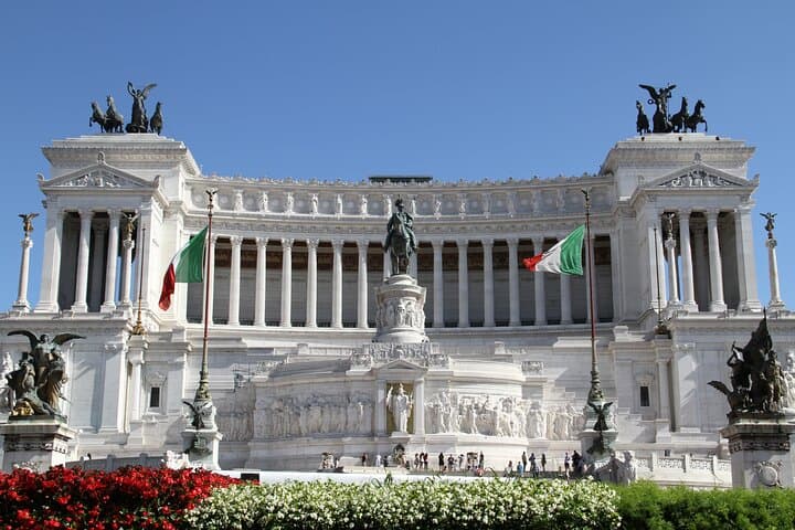 Rome Golf Cart Tour: Cruise Between the Colosseum, Trevi Fountain & Spanish Steps photo 2