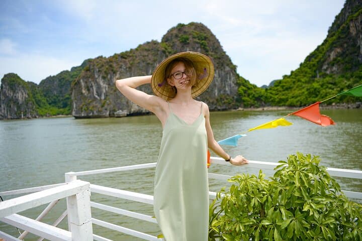 Halong Bay 6-Hour Cruise: Sung Sot Cave, Luon Cave & Titop Island Day Trip