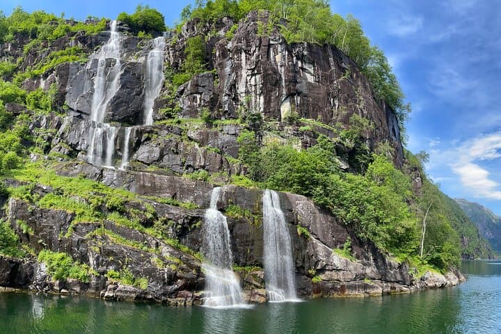 Private 4-Day Bergen to Hardangerfjord Fjord Cruise photo 2