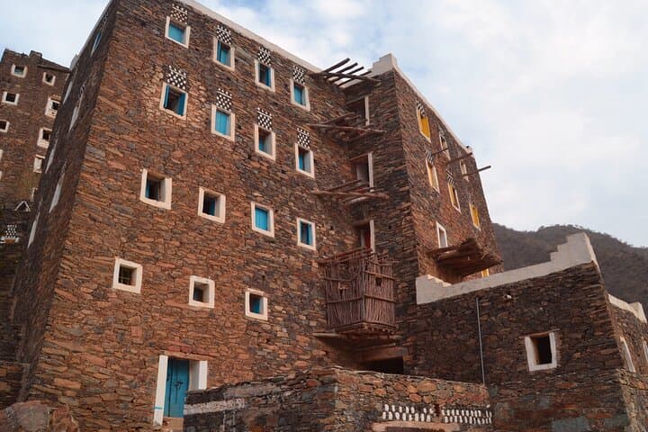 Explore Rijal Almaa & Jabal Sawda: Ancient Village, Juniper Forests, and Honey Tasting