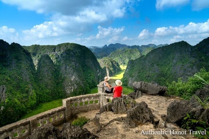 Full-Day Hoa Lu, Tam Coc & Mua Cave: Sampan Cruise, Biking and 500 Steps photo 1