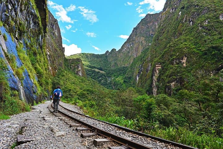 Overnight Machu Picchu via Hydroelectric Hike and Bus: 2-Day Budget Tour from Cusco
