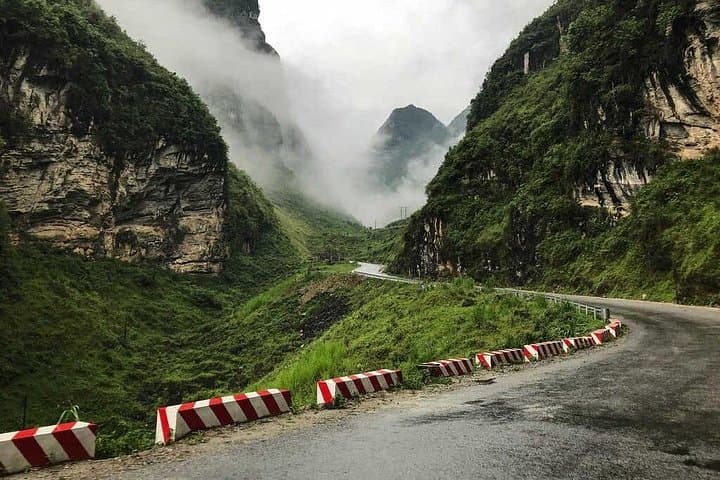 Ha Giang 4-Day Motorbike Adventure: Dong Van, Ma Pi Leng & Nho Que River photo 3