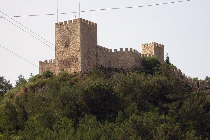 Private Half-Day Tour of Sesimbra & Arrábida: Castle Views, Winery Tasting, and Azulejo Workshop photo 5