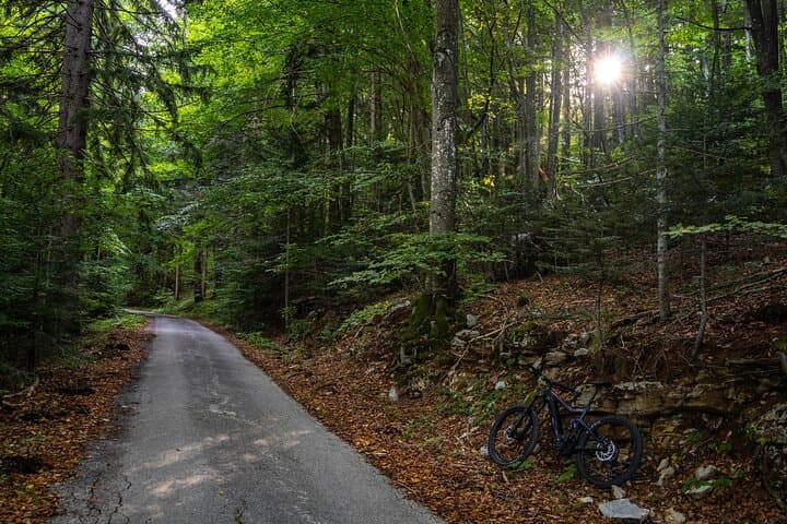 E‑Bike to Plitvice Big Waterfall & Tito's Villa — Lower Lakes Viewpoints photo 3