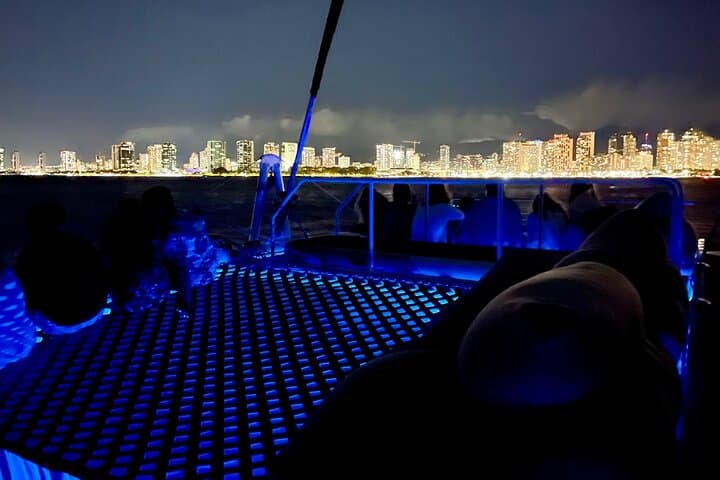 Waikiki Friday Night Fireworks Cruise: 1-Hour Catamaran with Premium Bar photo 3