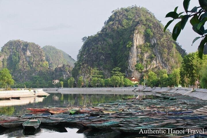 Tam Coc & Hoa Lu Day Trip: Limousine Transfer to Vietnam’s Karst Riverlands photo 2