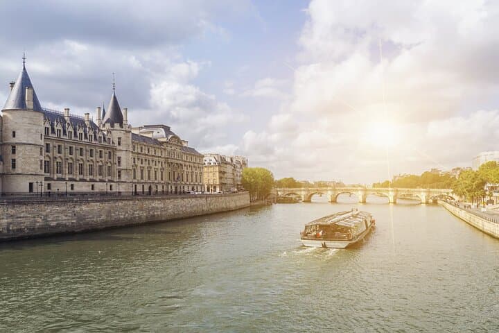 One-Day Paris River and Land Tour with Louvre Access photo 4