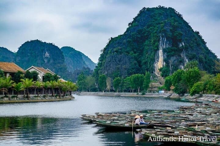 Tam Coc & Hoa Lu Day Trip: Limousine Transfer to Vietnam’s Karst Riverlands