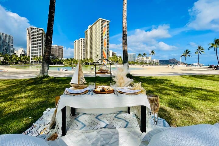 Ala Moana Sunset Picnic: Romantic Beach Date & Photo Session in Honolulu photo 5