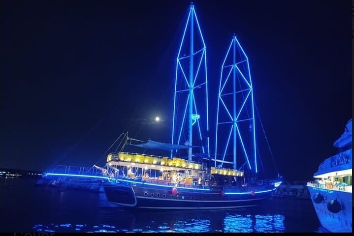 Sharm El Sheikh Night Dinner Cruise: Red Sea Dinner & Live Show