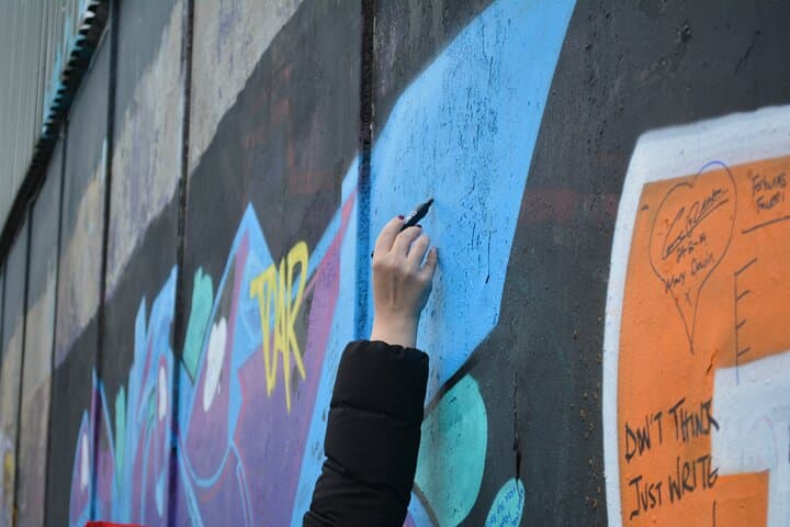 Belfast One-Hour Private Black Taxi Tour — Murals, Peace Walls & Local Stories photo 6