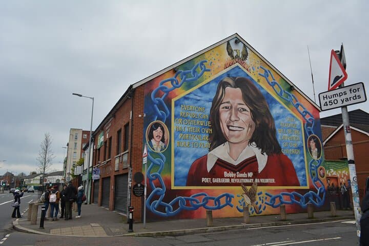 Belfast One-Hour Private Black Taxi Tour — Murals, Peace Walls & Local Stories