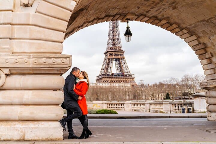 Private Paris Photo Tour: Eiffel Tower, Alexandre III & Louvre Photography Session photo 4