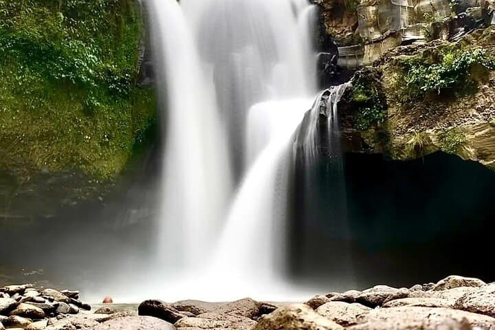 Private Bali Waterfalls Tour from Ubud: Tukad Cepung, Kanto Lampo & Tegenungan photo 5