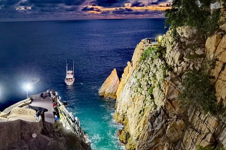Acapulco Sunset at La Quebrada: High Cliff Divers & Drinks at La Perla