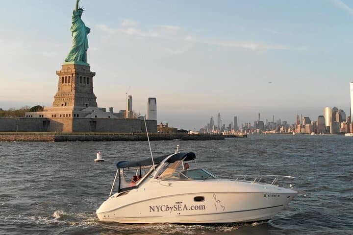 Private Luxury Sunset Boat Tour Around Lower Manhattan — Statue of Liberty & Skyline Cruise photo 2