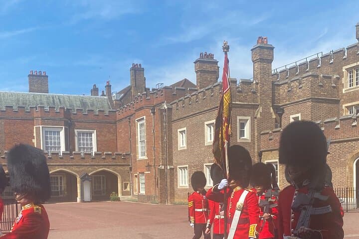 Heathrow to Central London Private Black Cab Transfer and Sightseeing Tour