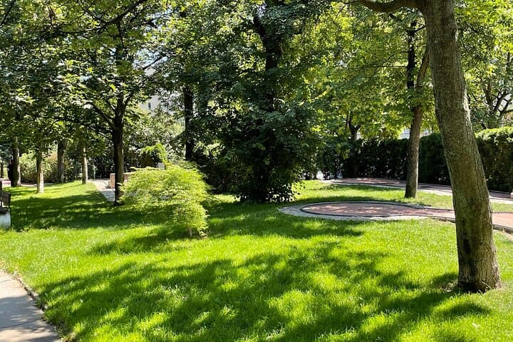 Minigolf Under Prague TV Tower: 18-Hole Urban Course in Žižkov photo 6