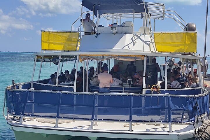 Isla Mujeres Catamaran: Open Bar, Snorkel & Beach Club Day Trip from Cancun photo 4