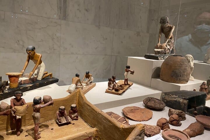 Full-Day Pyramids & Sphinx Tour with Egyptian Museum and Khan el-Khalili photo 4
